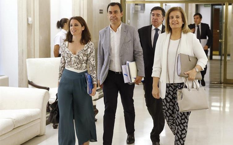 De izqquierda a derecha, Andrea Levy, Fernando Martínez-Maillo, José Antonio Bermúdez de Castro y Fátima Báñez, esta mañana en el Congreso, donde han mantenido un nuevo encuentro con la comisión negociadora de Ciudadanos. / Chema Moya (Efe)