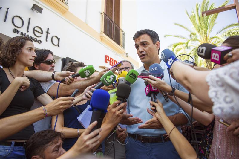Pedro Sánchez, el pasado viernes, atendiendo a los medios en Ibiza. / Sergio G. Cañizares (Efe)