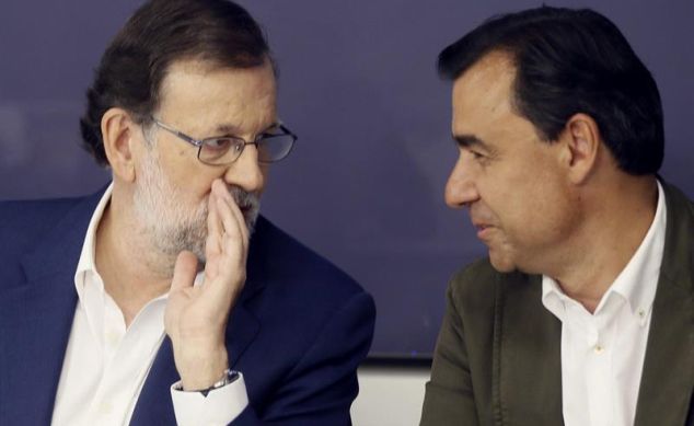 Mariano Rajoy,conversa con Fernando Martínez Maillo, al inicio, esta mañana, de la reunión del Comité Ejecutivo Nacional del PP. / Fernando Alvarado (Efe)