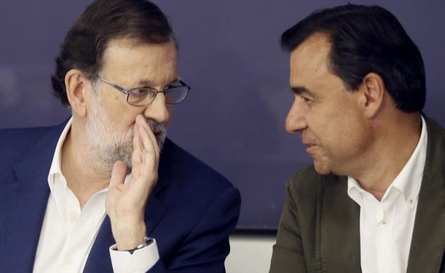 Mariano Rajoy,conversa con Fernando Martínez Maillo, al inicio, esta mañana, de la reunión del Comité Ejecutivo Nacional del PP. / Fernando Alvarado (Efe)