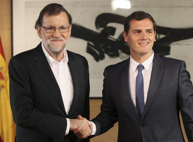 Mariano Rajoy estrecha la mano de Albert Rivera, esta mañana, durante su encuentro en el Congreso. / Mariscal (Efe)