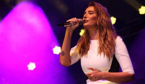 La cantante de pop Sila Gencoglu, censurada por cuestionar el mitin de apoyo a Erdogán, en uno de sus conciertos. / Ozgur Gundem