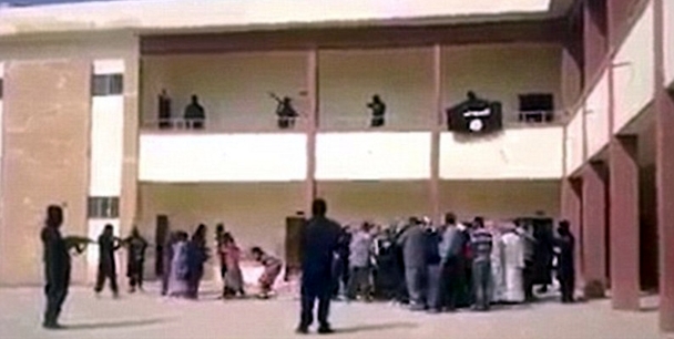 Una de las pocas imágenes en las que se ve la "distribución" de "esclavas" yezidis que intentan, inútilmente, resistirse.