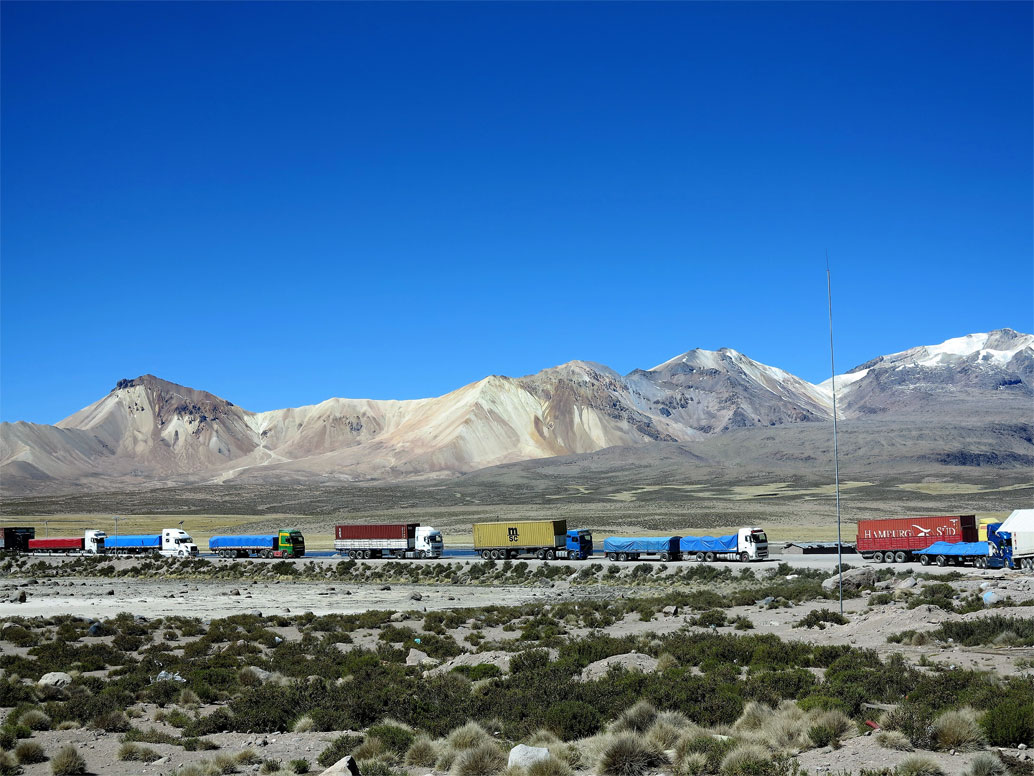 Camiones bolivianos esperando para pasar a Chile, en la frontera del lago Cungará, a 4.500 metros de altitud. / J.M.