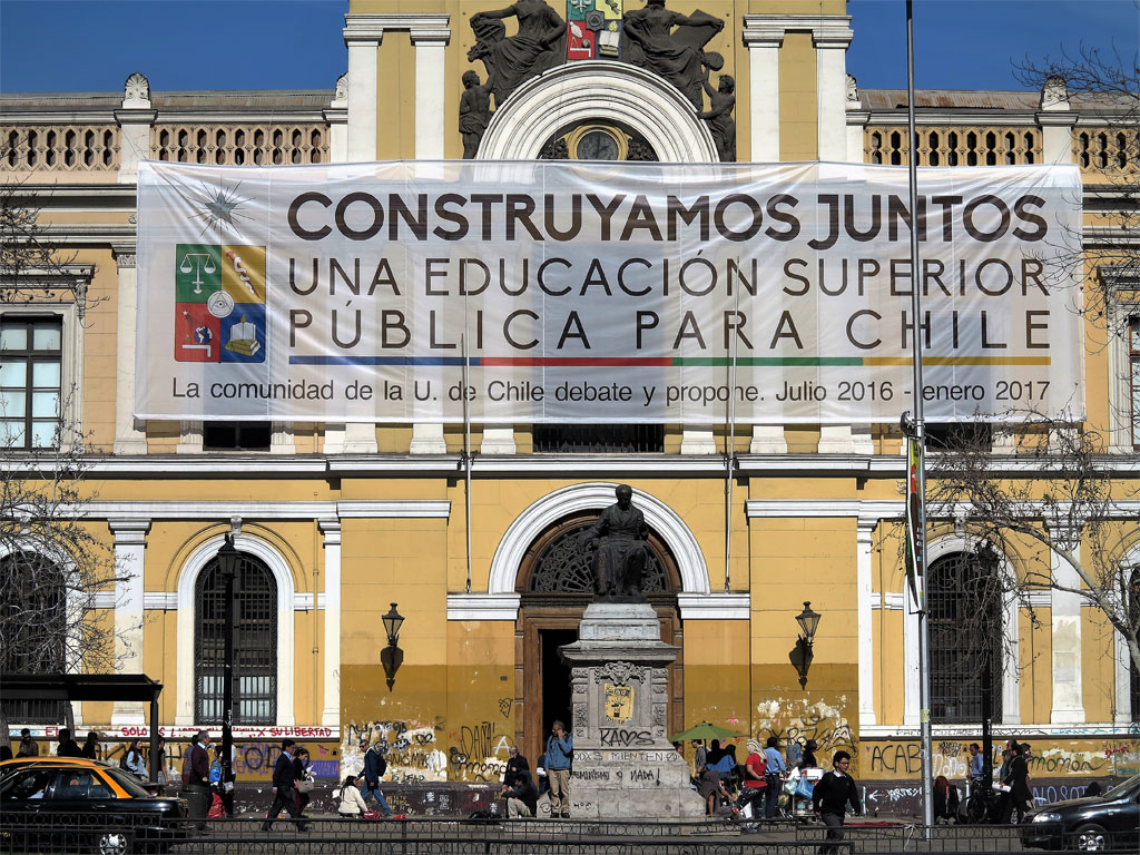 Fachada de la Universidad de Santiago. / J.M.