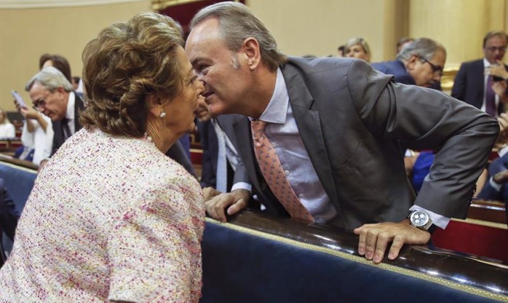 La senadora del PP, Rita Barberá, saluda a su compañero de partido, Alberto Fabra, durante la sesión de constitución del Senado el pasado 19 de julio. / Efe