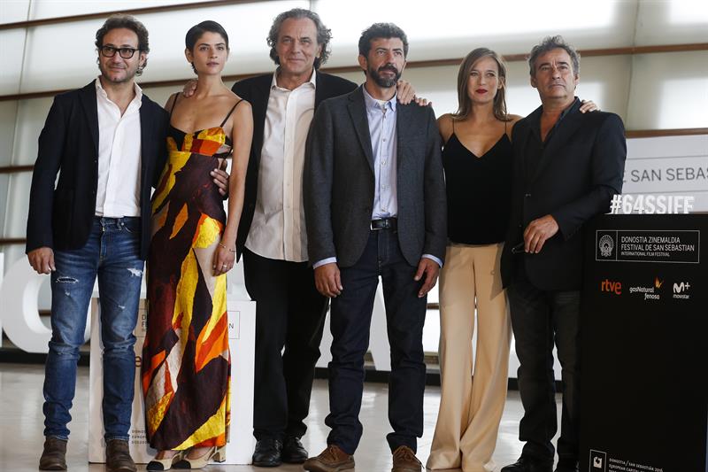 equipo_elhombredelasmilcaras_sansebastian_efe