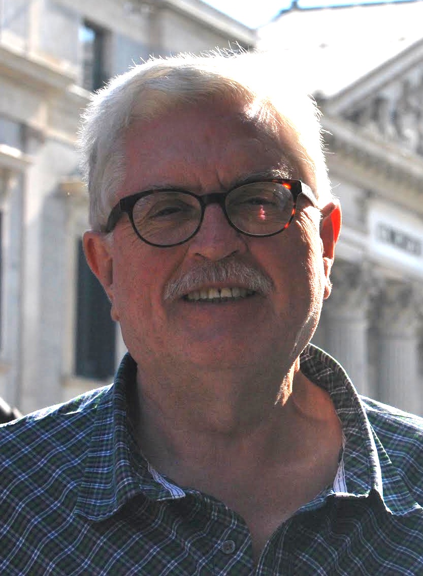 Manolo Monereo, diputado de Unidos Podemos por Córdoba, delante del Congreso. / Carlos González