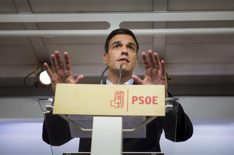 Pedro Sánchez, durante su comparecencia ante los medios en la sede de la madrileña calle de Ferraz, el pasado lunes. / Luca Piergiovanni (Efe)