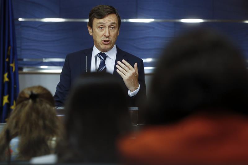 El portavoz 'popular' en el Congreso, Rafael Hernando, durante la rueda de prensa posterior a la reunión de la Junta de Portavoces celebrada hoy en la Cámara Baja. /Juan Carlos Hidalgo (Efe)