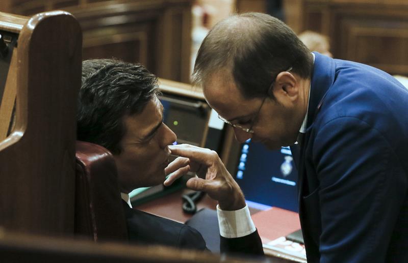 Sánchez conversa con su 'número dos' en el partido, Cesar Luena, ayer miércoles, durante la segunda sesión del debate de investidura. / Fernando Alvarado (Efe)