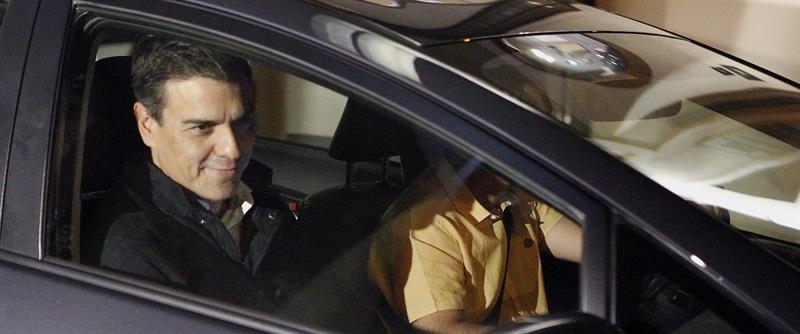 Pedro Sánchez, anoche, abandona la sede del PSOE en Ferraz, desde donde siguió es escrutinio de las elecciones gallegas y vascas. / Víctor Lerena (Efe)