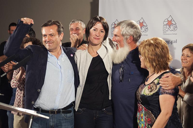 La candidata a la Presidencia de la Xunta por el BNG, Ana Pontón, segunda por la izquierda, acompañada por el candidato por Pontevedra, Luís Bará, a su izquierda, y el candidato por A Coruña, Xosé Luís Rivas, tras conocer los resultados obtenidos por su formación en las elecciones gallegas. / Brais Lorenzo (Efe)