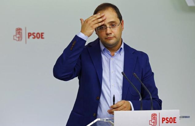 El secreteario de Organización del PSOE, Cesar Luena, compareciendo ante los periodistas en la sede de Ferraz. / J. P. Gandul