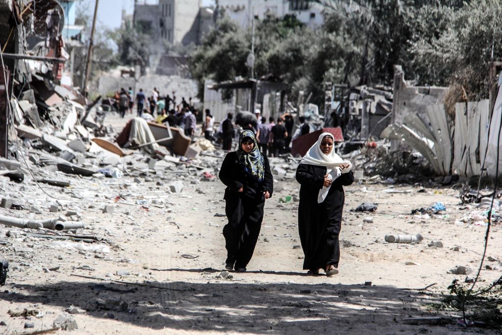 Mujeres paseando en Gaza. / @Samar Abu Elouf (www.rumboagaza.org)