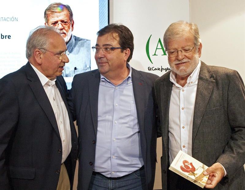 El presidente de la Junta de Extremadura, Guillermo Fernández Vara, en el centro, junto a Alfonso Guerra, a su izquierda, y Juan Carlos Rodríguez Ibarra, durante la presentacion del libro de "En Nombre de la Rosa II", que acaba de presentar el expresidente extremeño. / Foto: Oto (Efe)