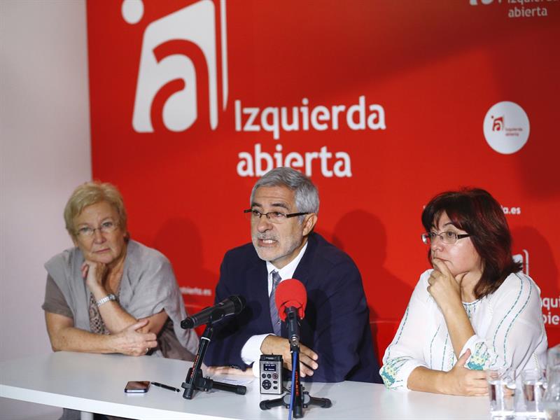 De izquiera a derecha, Teresa Aranguren, Gaspar Llamazares y Montserrat Muñoz, ayer, durante la rueda de prensa ofrecida en Madrid por los dirigentes de IzAb. / J. P. Gandul (Efe)
