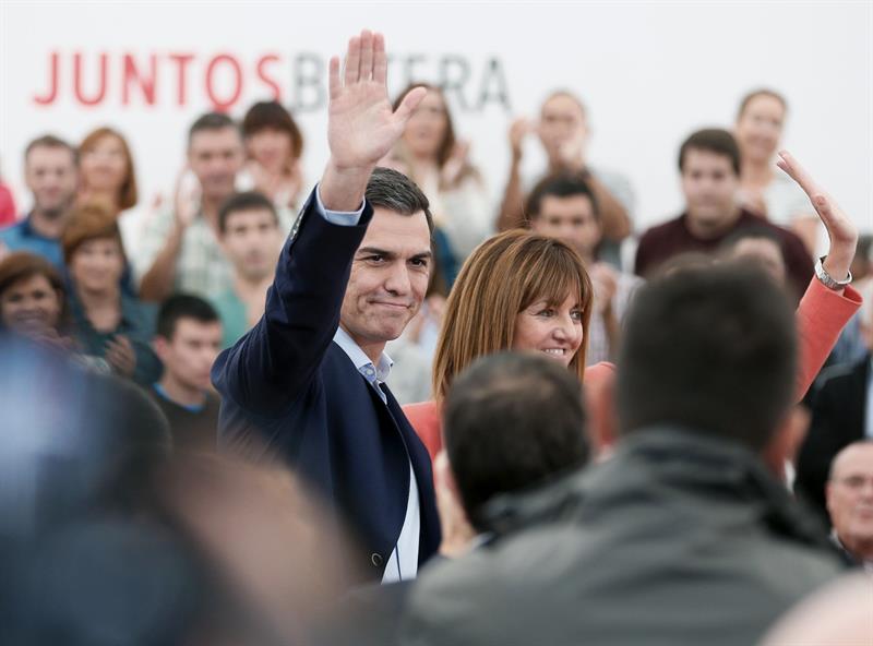 Pedro Sánchez (d), junto a la candidata socialista a lehendakari, Idoia Mendia, durante un acto electoral de la campaña vasca celebrado el sábado en San Sebastián. / Juan Herrero (Efe)