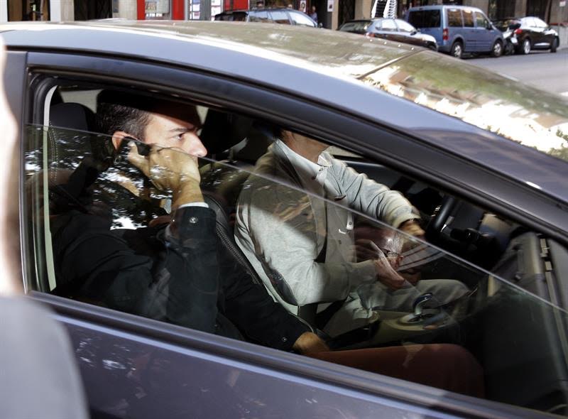 El secretario general del PSOE, ayer, abandonando la sede federal en Madrid. / Ballesteros (Efe)