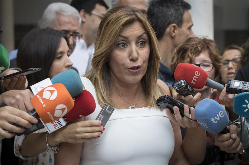 Susana Díaz atendiendo a los medios de comunicación el pasado miércoles en el Parlamento andaluz. / Julio Muñoz (Efe)