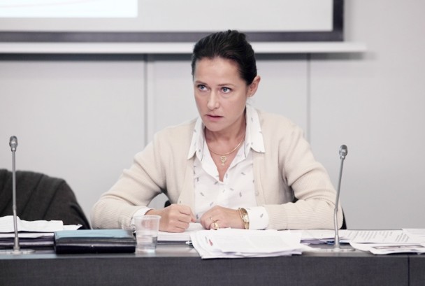 Sidse Babett, en una escena de la película, luciendo en el cuello, igual que Irène Frachon, la Cruz Hugonote. / Festival de Cine