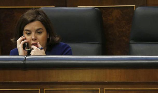 La vicepresidenta Soraya Sáenz de Santamaría, en su escaño del Congreso, en una imagen de archivo. / Efe