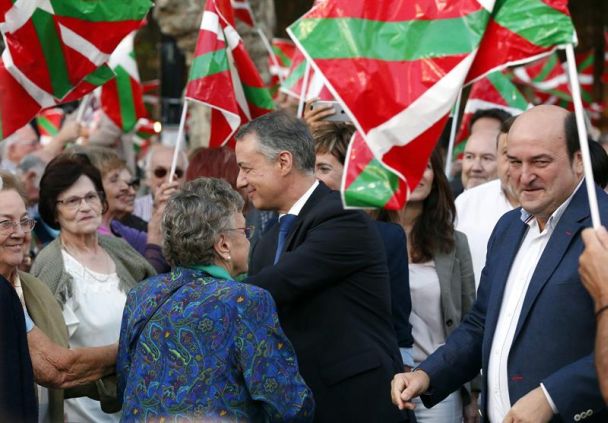El lehendakari y candidato a la reelección por el PNV, Iñigo Urkullu, a la izquierda, junto al presidente del partido Andoni Ortuzar en el acto de cierre de la campaña electoral celebrado en El Arenal de Bilbao. / Luis Tejido (Efe)