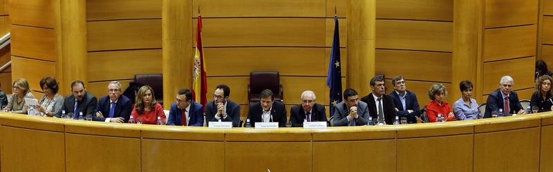 Imagen de la reunión que el pasado 18 de octubre mantuvo Javier Fernández con diputados y senadores socialistas en el Senado. / Mariscal (Efe)