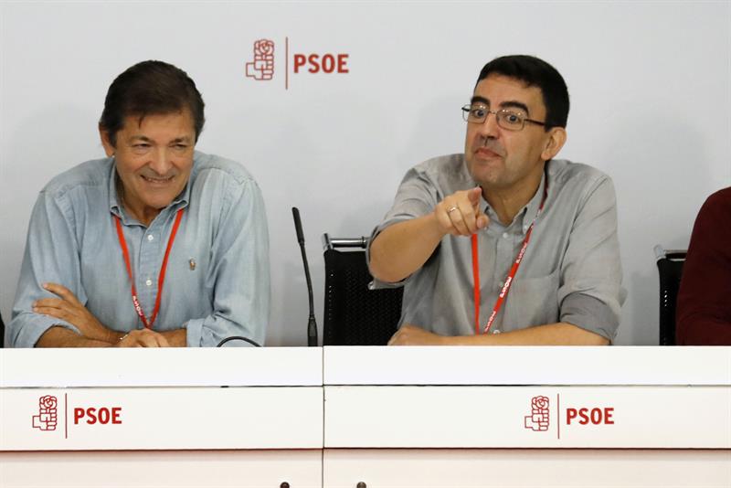 El presidente de la gestora del PSOE, Javier Fernández y el vocal Mario Jiménez Díaz, poco antes de que diera comienzo esta mañana la reunión del Comité Federal del partido. / Sergio Barrenechea (Efe)