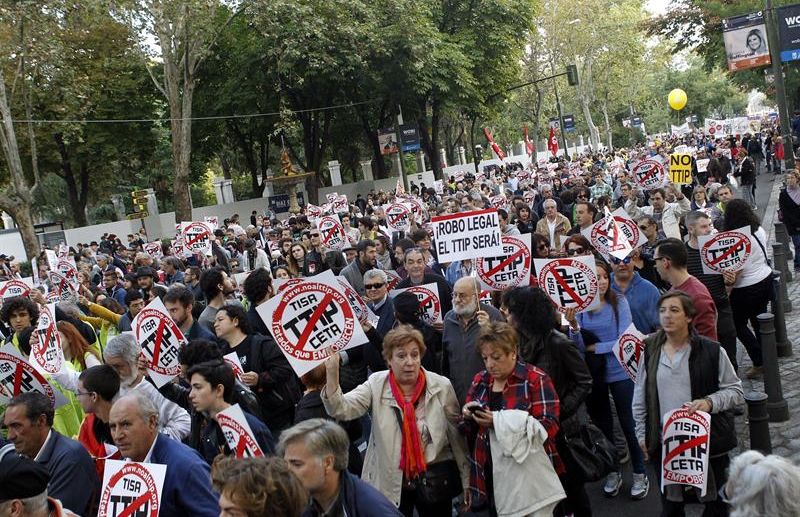 Imagen de la manifestación contra el CETA y el TTIP celebrada el pasado sábado en Madrid. Victor Lerena (Efe)