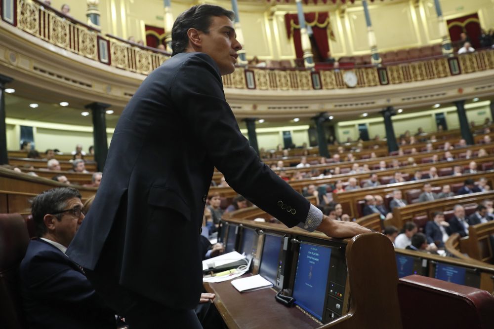El exsecretario general del PSOE y diputado, Pedro Sánchez, ayer votando en el Congreso 'no' a Rajoy. / Chema Moya (Efe)