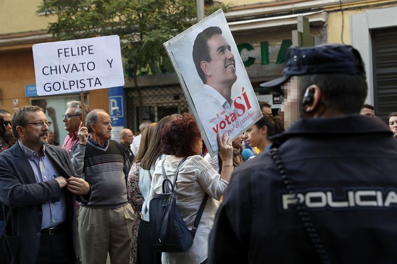 Comité Federal del PSOE. Protestas de los militantes