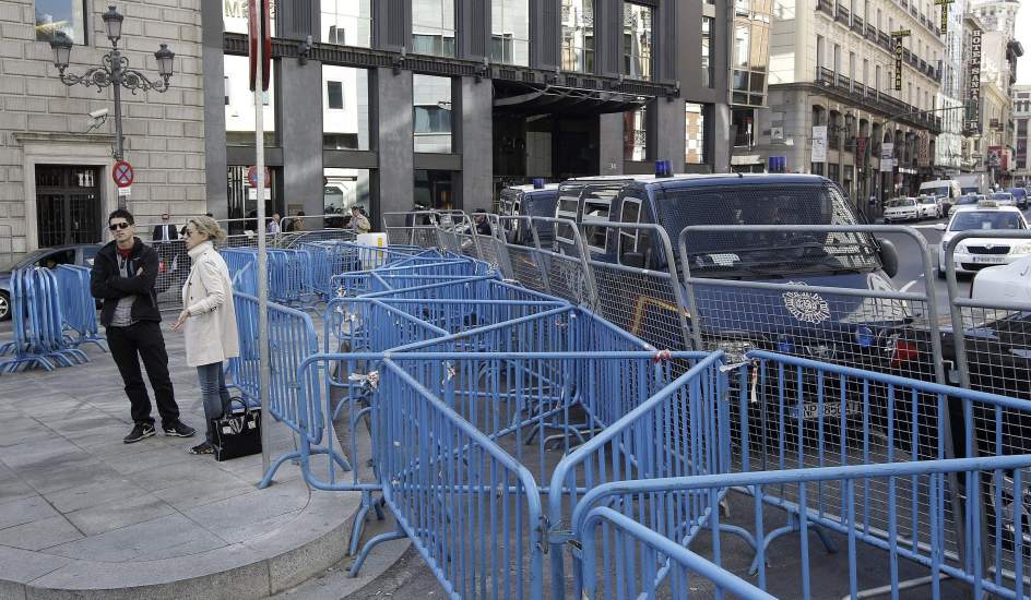 Imagen del dispositivo de seguridad levantado con motivo de la convocatoria de Rodea el Congreso en diciembre de 2013. / Efe