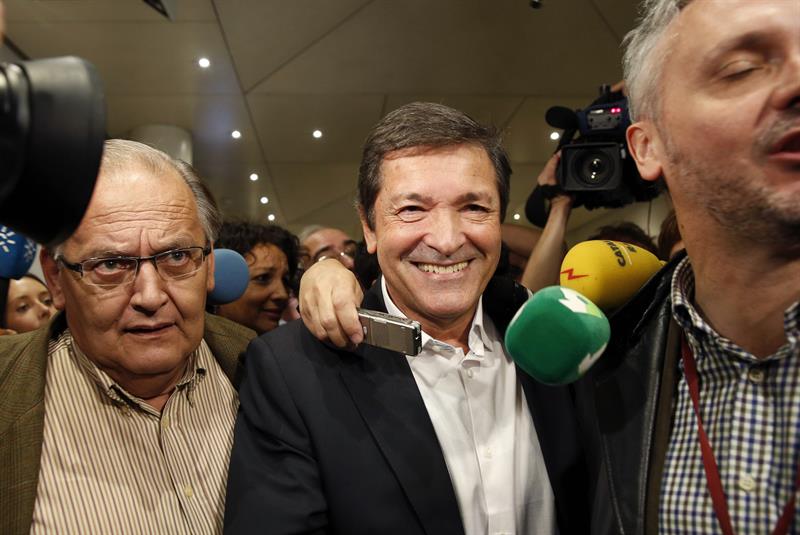 El presidente de la gestora del PSOE, Javier Fernández (c), a la salida de la reunión que diputados y senadores socialistas han celebrado hoy en el Senado. / Zipi (Efe)
