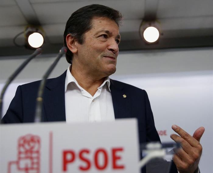 Javier Fernández, presidente de la gestora del PSOE, durante la rueda de prensa que ha ofrecido esta mañana en la sede socialista de la calle Ferraz. / Zipi (Efe)