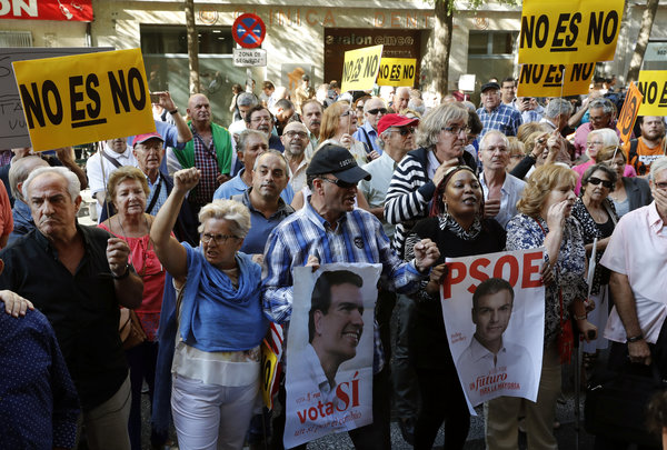 Concentración de militantes socialistas a las puertas de la sede federal en Madrid con motivo de la celebración del último Comité Federal. / Efe