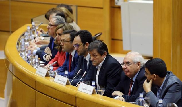 El presidente de la gestora del PSOE, Javier Fernández, tercero por la derecha, entre Antonio Hernando, a su izquierda, y Vicente Álvarez Areces durante la reunión que diputados y senadores socialistas han celebrado hoy en el Senado. / Mariscal (Efe)