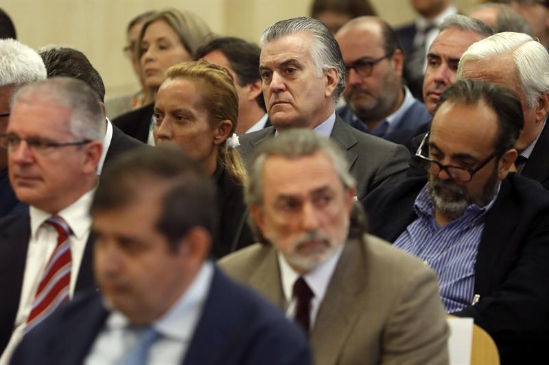 Francisco Correa, sentando en la segunda fila por delante de Luis Bárcenas, junto a otros acusados de la trama Gürtel, durante el juicio que ha comenzado hoy en la sede de la Audiencia Nacional en San Fernando de Henares (Madrid). / Chema Moya (Efe)