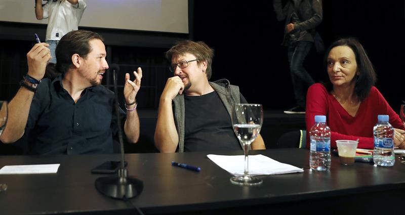 Pablo Iglesias, Xavié Domènech y Carolina Bescansa, ayer, en le mesa que presidió el Consejo Ciudadano de Podemos. / Ballesteros (Efe)