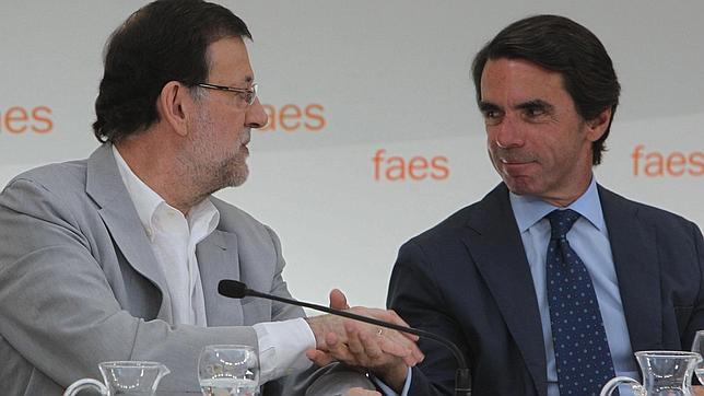 Imagen de archivo de Mariano Rajoy y José María Aznar durante un campus de verano organizado por FAES. / Efe