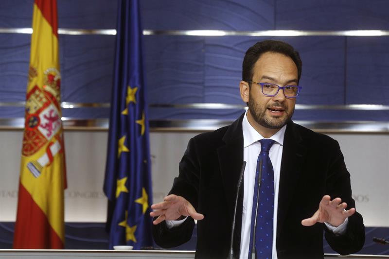 El portavoz del PSOE, Antonio Hernando, durante la rueda de prensa posterior a la reunión de la Junta de Portavoces, el pasado día 8 en el Congreso, donde anunció que no apoyarán al PP en los Presupuestos Generales del Estado. / Kiko Huesca (Efe)