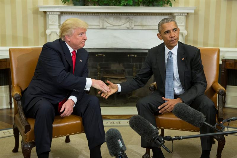 Donald Trump y Barack Obama, al final de su encuentro en el despacho oval en la Casa Blanca, en Washington (Estados Unidos),el pasado 10 de noviembre. / Michael Reynolds (Efe)