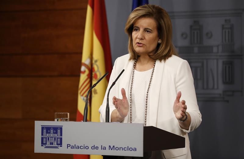 La ministra de Empleo, Fátima Báñez, su comparecencia en el Palacio de La Moncloa tras la reunión del presidente del Gobierno, Mariano Rajoy, con los representantes de la patronal y los sindicatos la semana pasada. / Chema Moya (Efe)