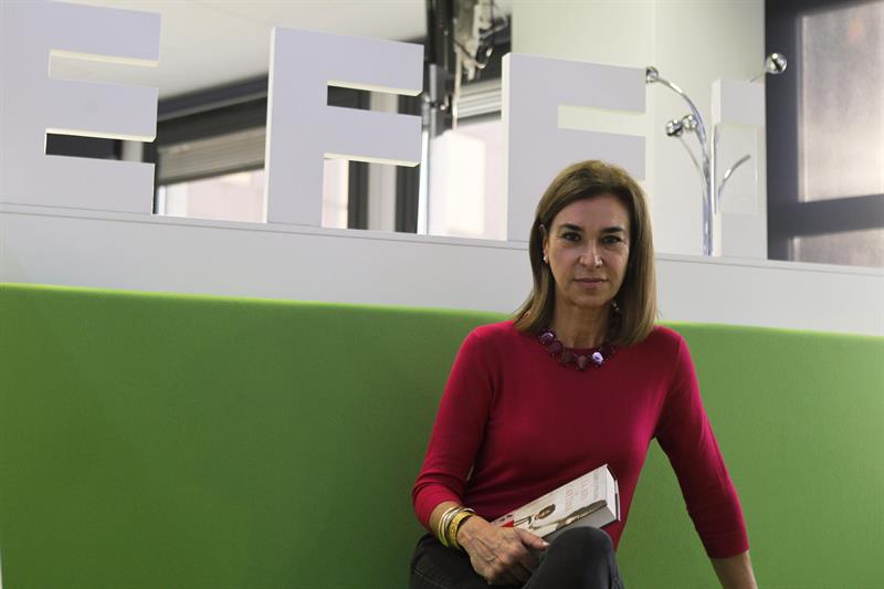 Carmen Posadas, con un ejemplar de su nueva novela.