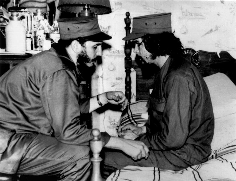 Fidel Castro y Ernesto 'Che' Guevara conversan