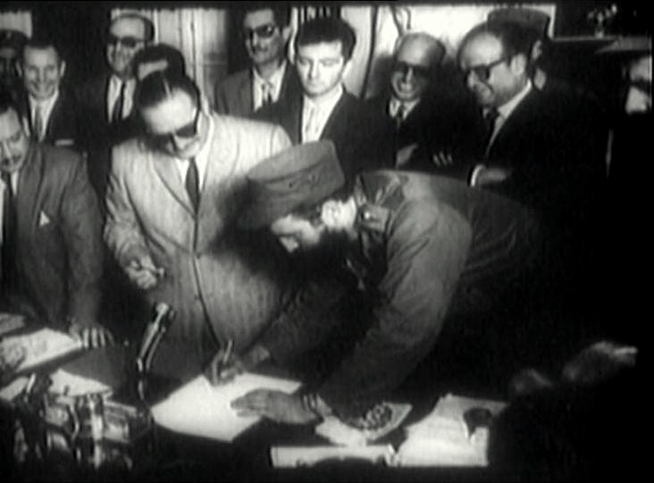 fidel_castro_firma_como_primer_ministro_-_1959