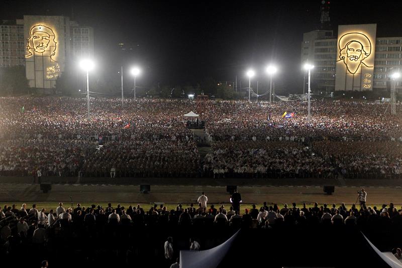 La Plaza de la Revolución de La Habana, abarratoda de ciudadanos durante el homenaje de ayer a Fidel Castro.