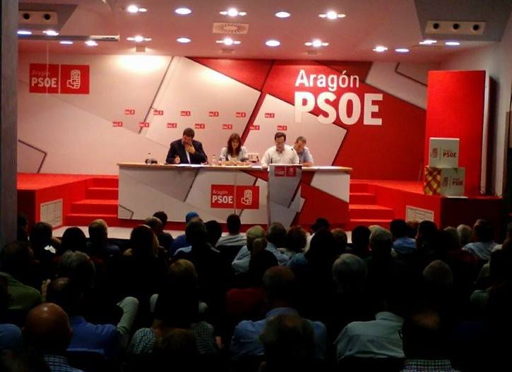 Imagen de archivo de una reunión del PSOE de Aragón, con Martín Maestro sentado en la mesa. / Izquierda Socialista de Aragón (Facebook)