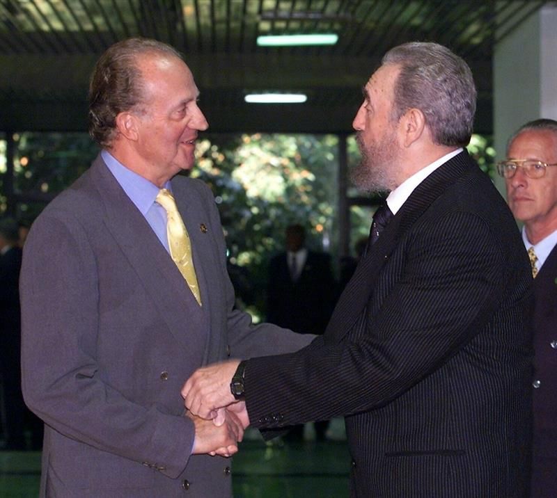 Juan Carlos I saluda a Fidel Castro durante la IX Cumbre Iberoamericana,