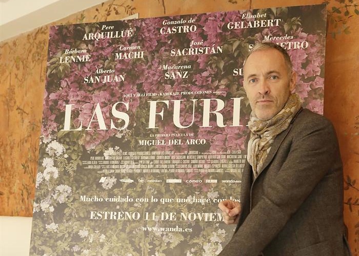 Miguel del Arco ante un cartel de 'Las furias'.
